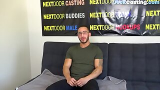 Muscled audition amateur cums in solo action