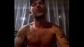Norik chante de mani&egrave;re sexy sa chanson Do it&comma; show me