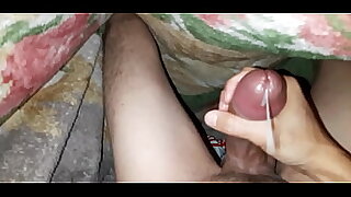 Soldadogoza punhetando embaixo da coberta