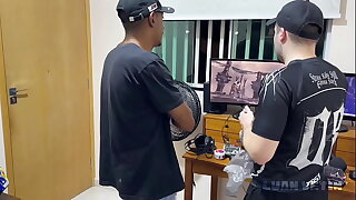 Entregador safado mete forte no nerd virgem